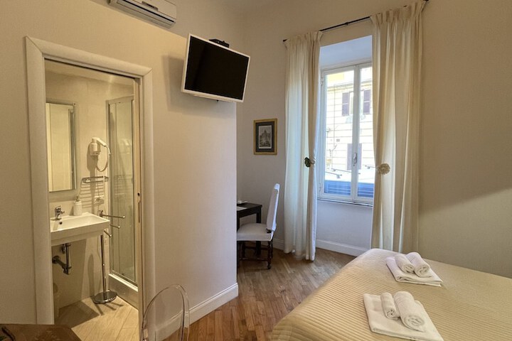 Room 10 of 32