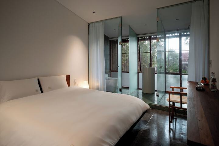 Room 19 of 53
