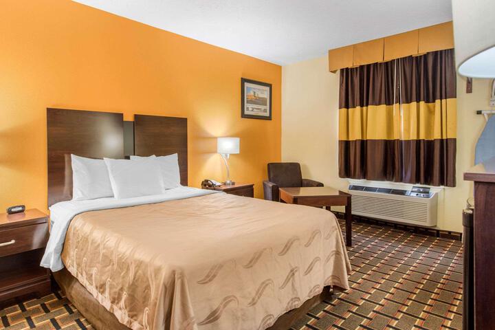 1 Queen Bed (9 of 16)