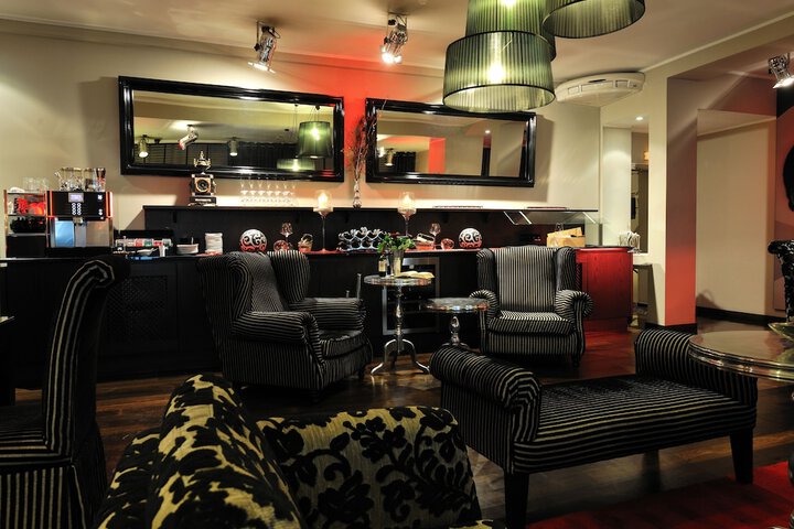 Lounge 65 of 80