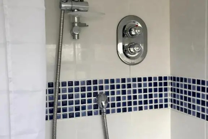 Room 8 of 12