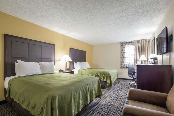 2 Queen Beds (2 of 7)