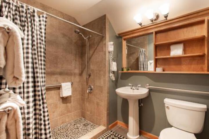 Zephyr Mountain Lodge Condo Top Floor w Views of Ski Slopes and Gondola Access in Winter Park, CO