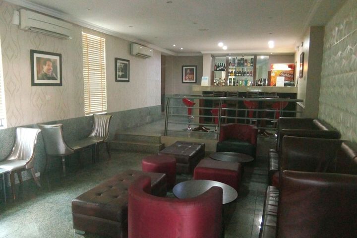 Lounge 27 of 29