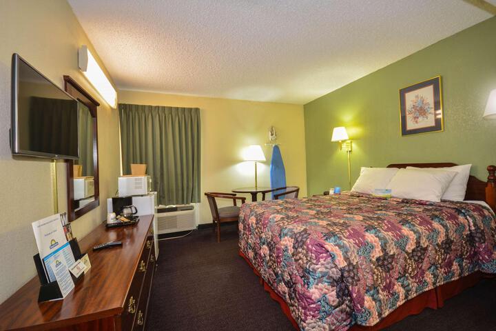 1 Queen Bed (8 of 10)