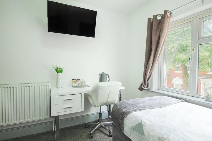 Room 4 of 9
