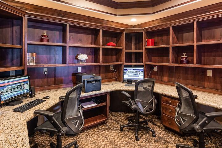 Business Center 49 of 51