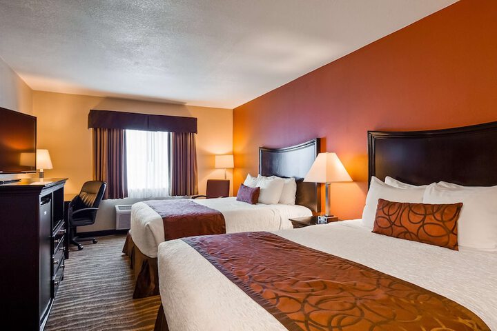 2 Queen Beds Microwave and Refrigerator Full Breakfast (2 of 4)