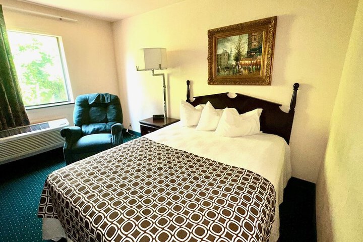 1 Queen Bed (7 of 11)