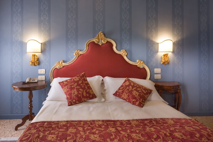 Room 6 of 92