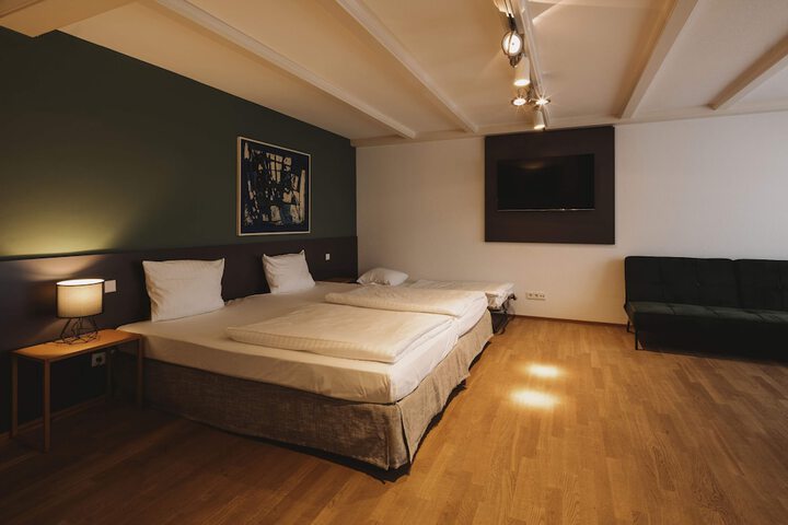 Room 25 of 76
