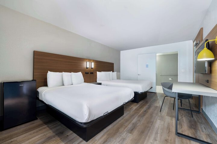 2 Queen Beds (2 of 13)