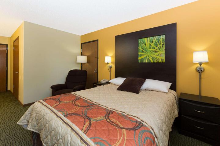 1 Queen Bed (12 of 12)