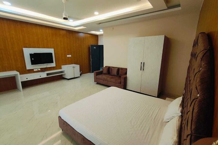 Room 11 of 20