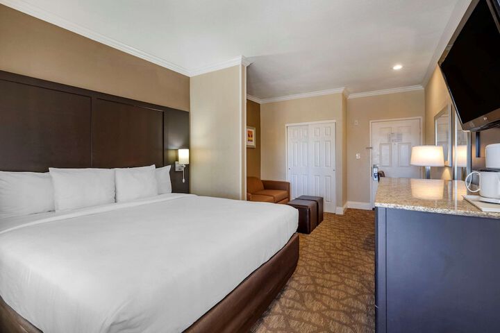 King Suite with Sofa Bed (6 of 17)