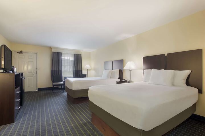 2 Double Beds (13 of 14)