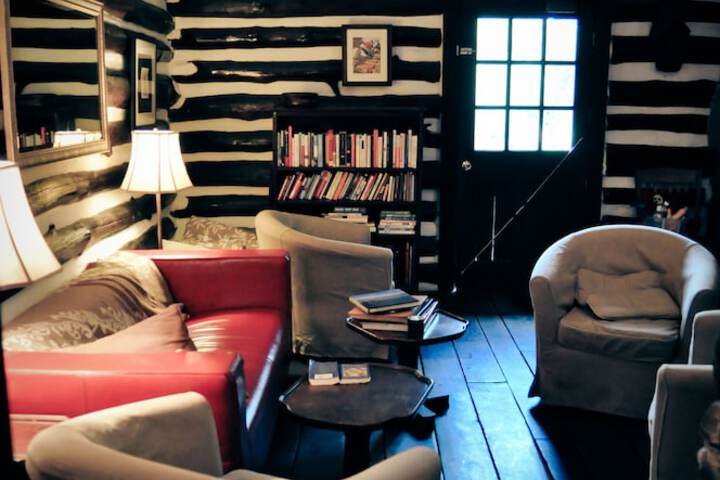 Lounge 54 of 61