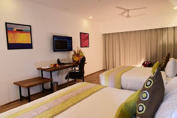 Room 10 of 32