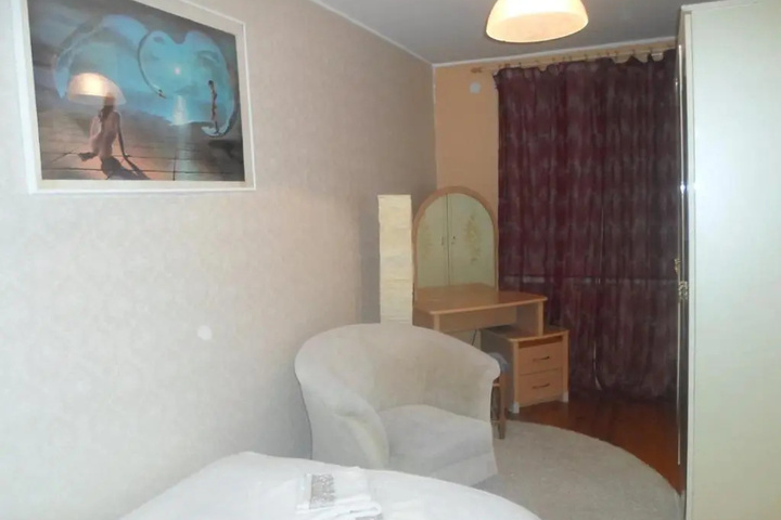 Room 2 of 9