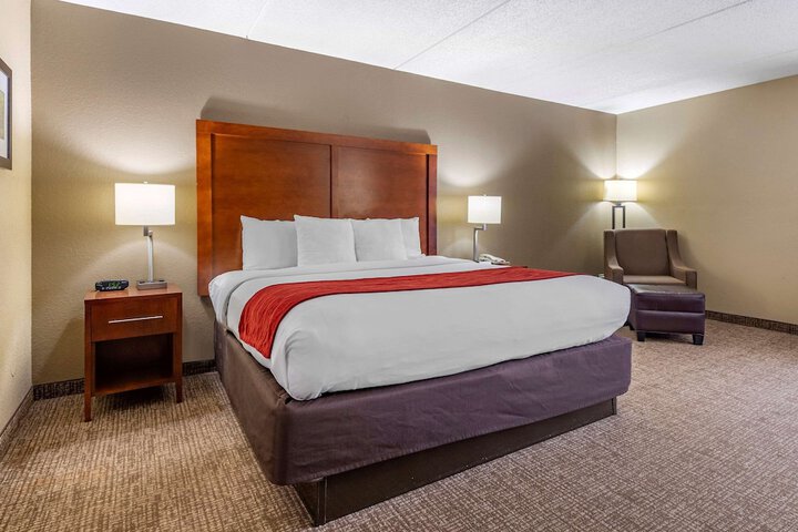 1 King Bed (5 of 13)