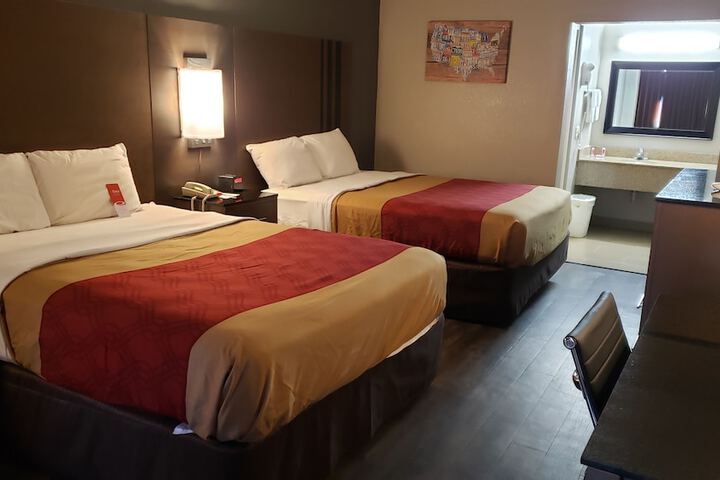 2 Queen Beds (5 of 7)