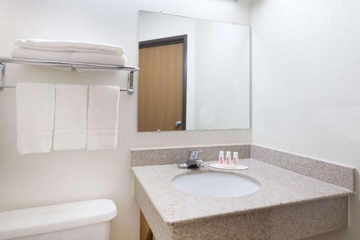 1 Queen Bed Accessible (5 of 14)