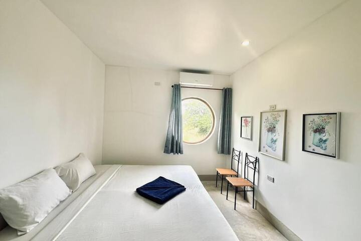 Room 5 of 12
