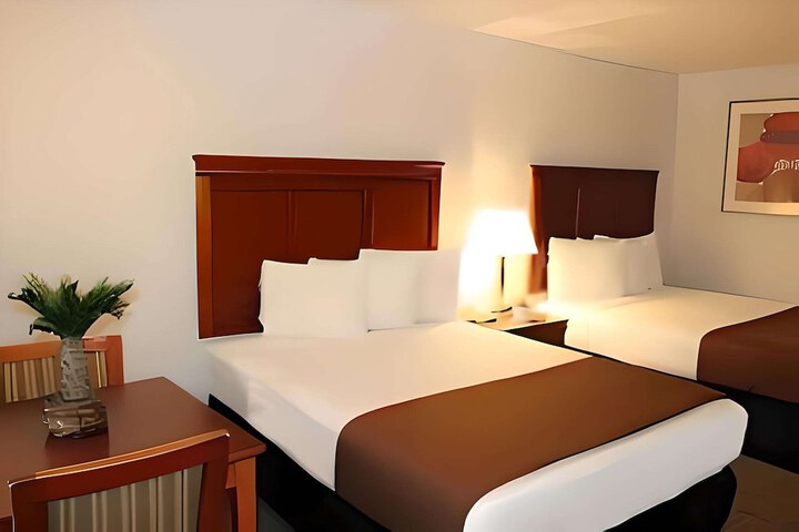 2 Queen Beds (3 of 7)