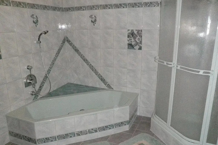 Room 6 of 19