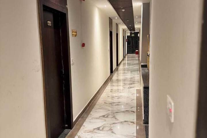 Ballroom/Hall 34 of 44