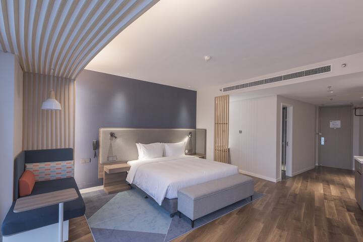 Room 7 of 33