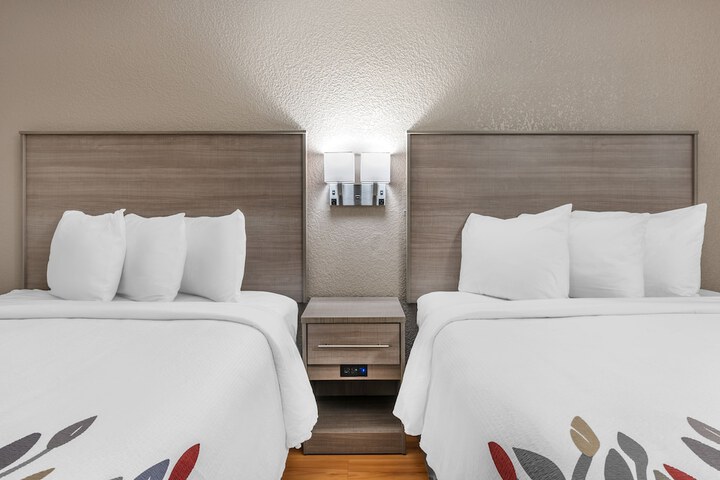 Superior 2 Queen Beds (11 of 14)