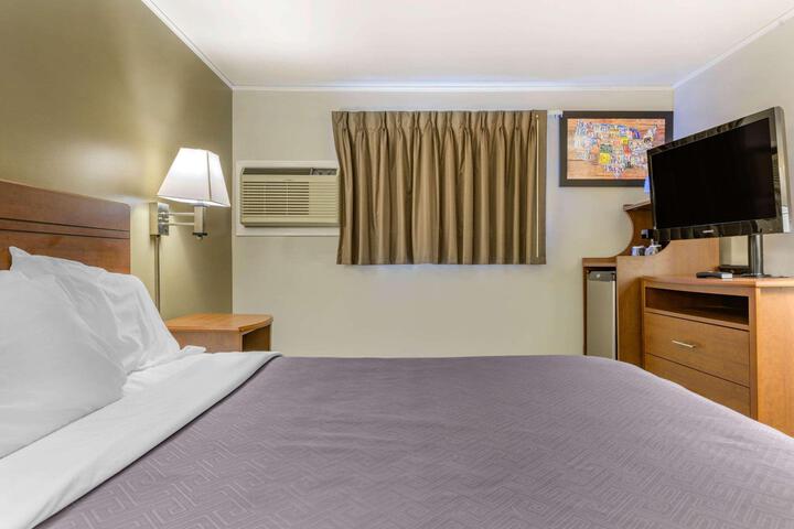 1 King Bed (5 of 12)