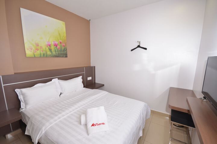 Room 8 of 48