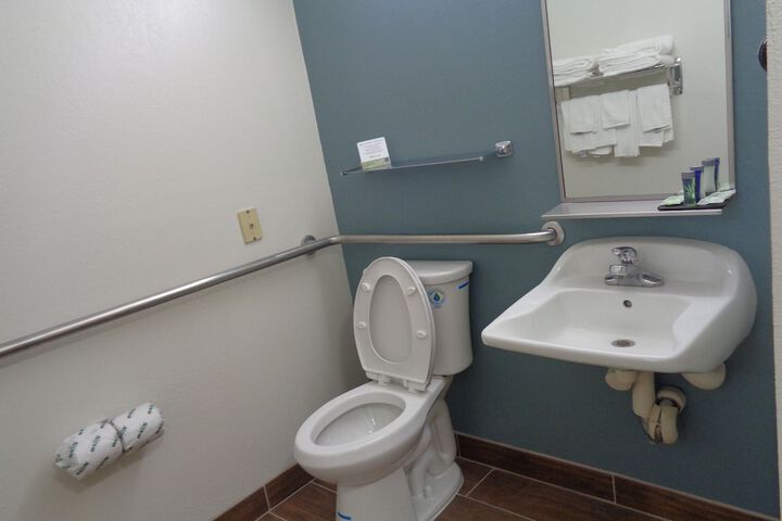 2 Queen Beds Accessible (18 of 50)