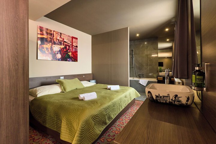 Room 34 of 96