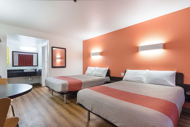 Room 10 of 38