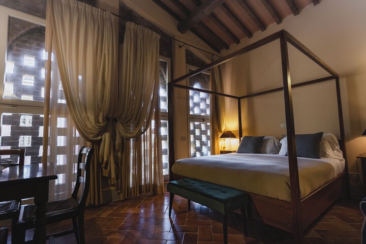 Room 6 of 150