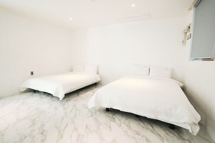 Room 7 of 40