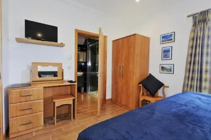 Room 4 of 12