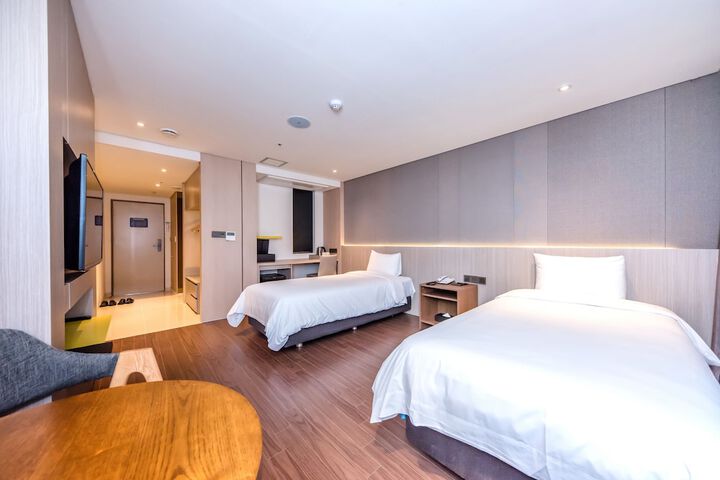 Room 5 of 84
