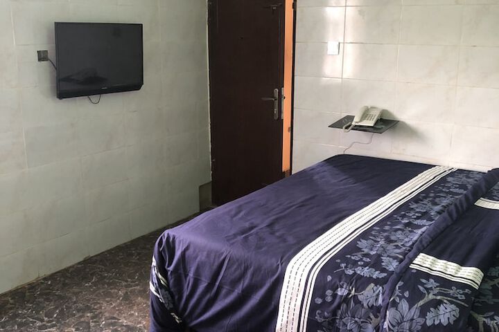 Room 8 of 11