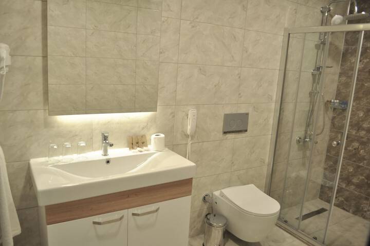 Room 32 of 47