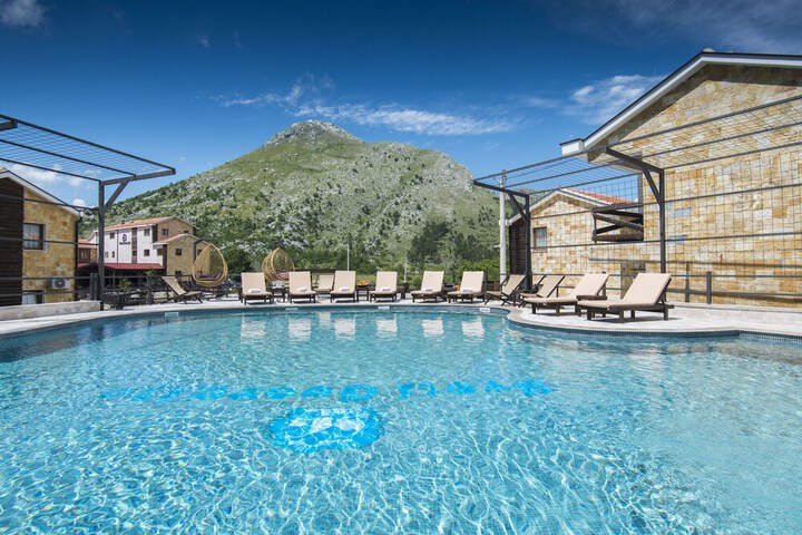 Pool 21 of 64