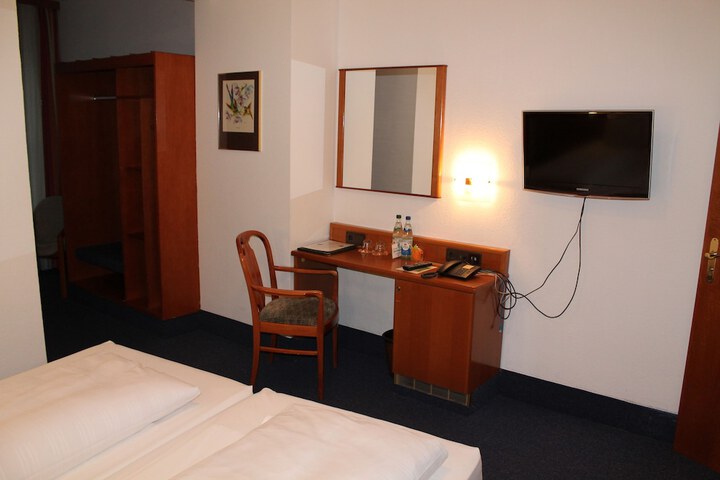 Room 12 of 18