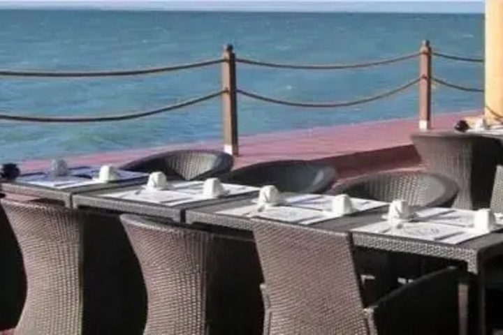 Dining 4 of 4