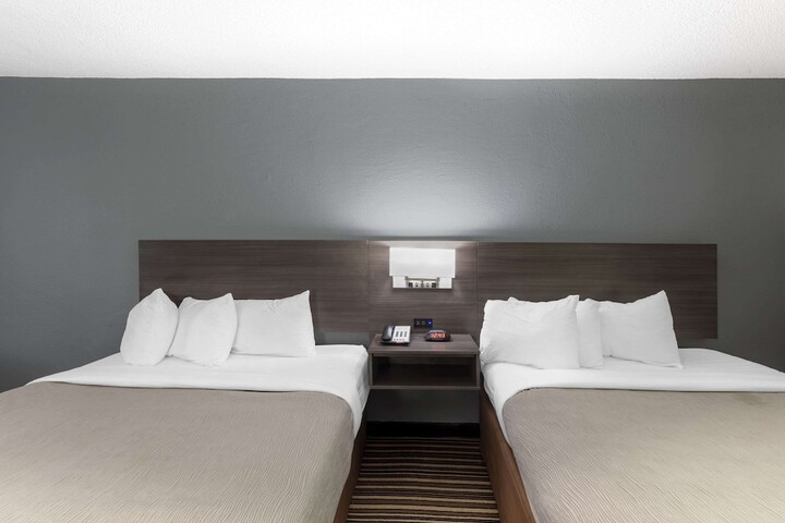1 Queen Bed (15 of 15)