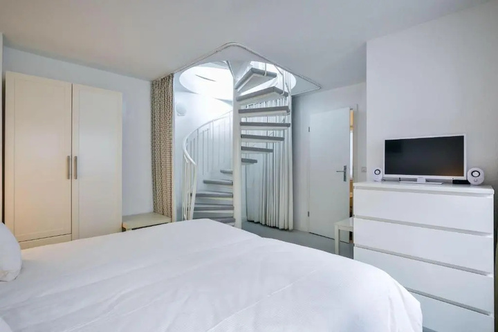 Room 5 of 15