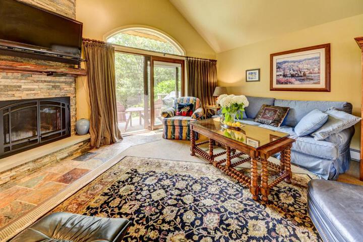 Photo of F8 Luxurious Mt. Washington Hotel golf course home Wifi cable air conditioning