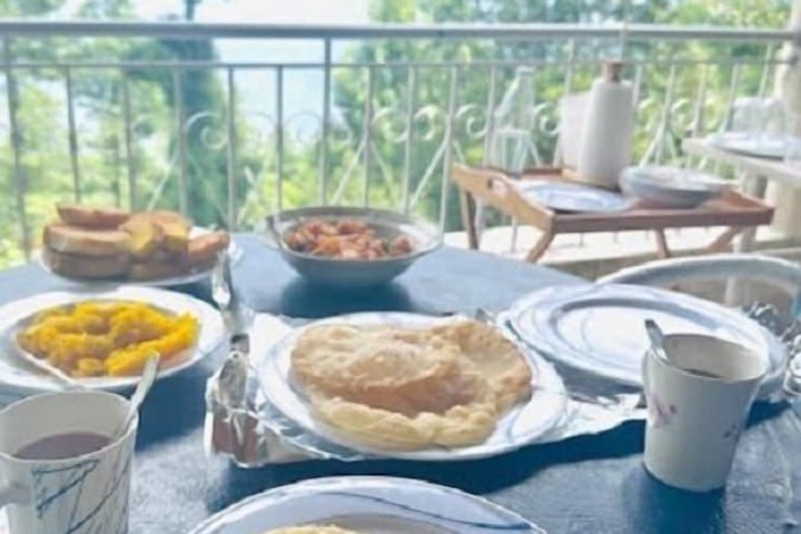 Dining 8 of 9